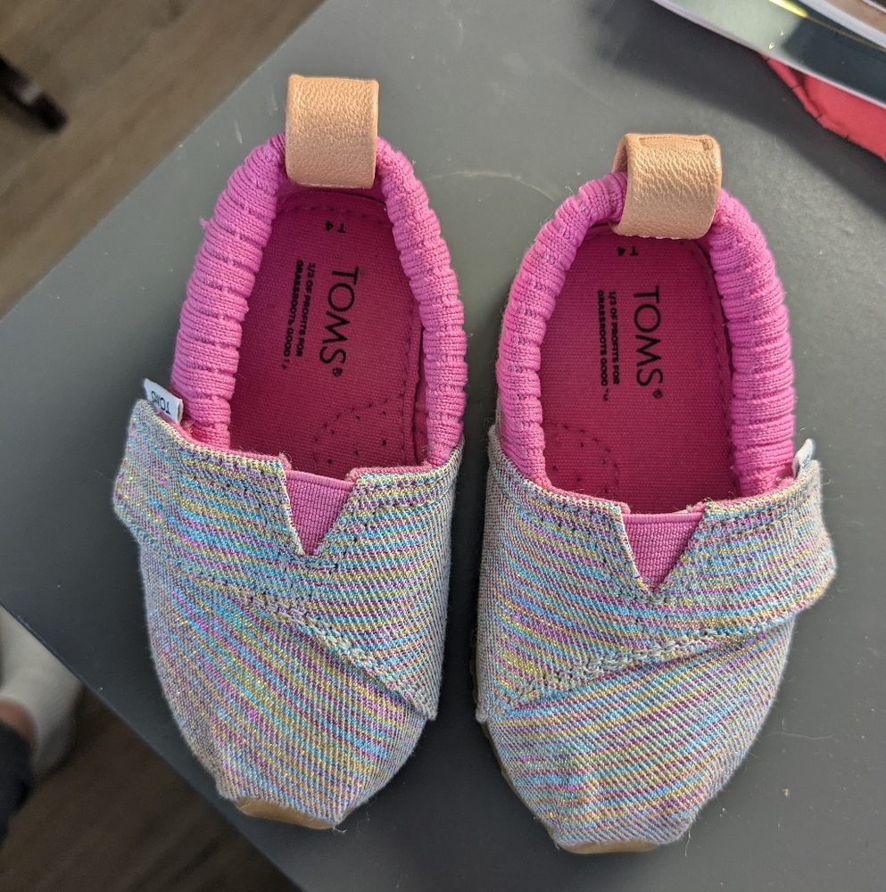 NWOT Tom's (toddler size 4)